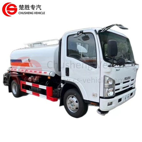 Caminhão-tanque com sistema de extinção de incêndios de água ISUZU 4*2
