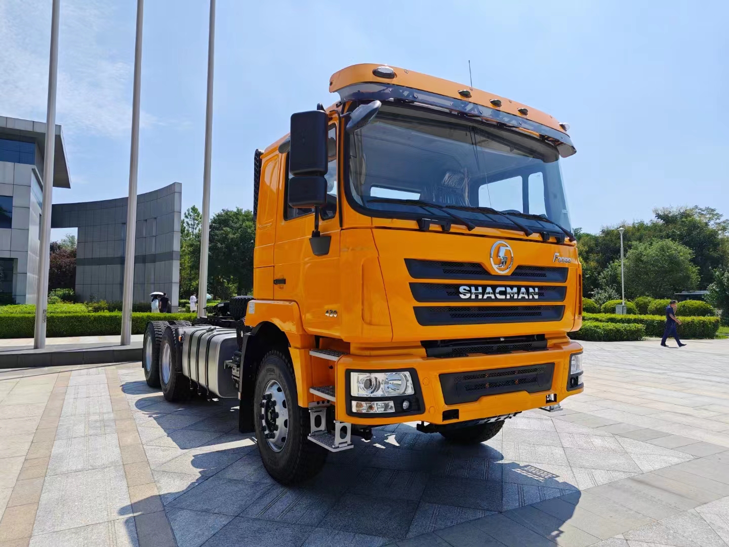 Qual é a altura de um caminhão-trator?