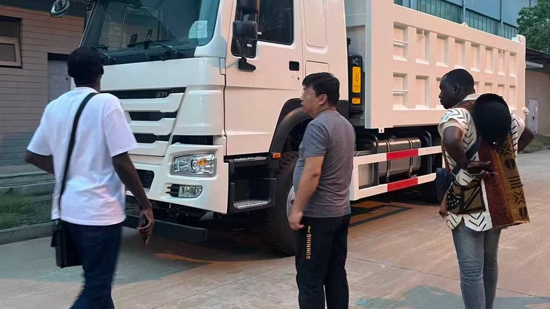 Excelente cooperação com clientes africanos - caminhão trator e reboque basculante