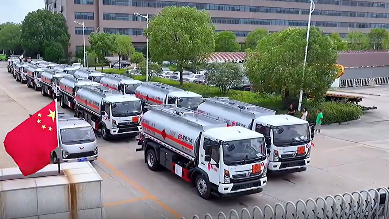 Bom trabalho! 15 unidades Dongfeng Fuel Tanker Trucks foram enviados sem problemas!
